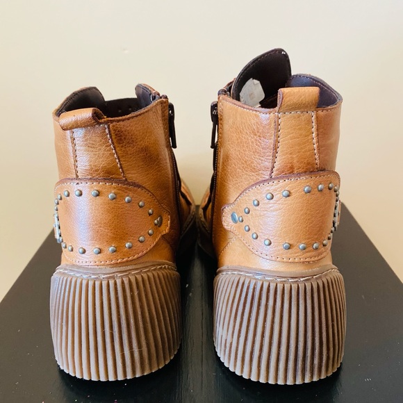 Unique, stylish boots, barely worn! - Picture 3 of 4